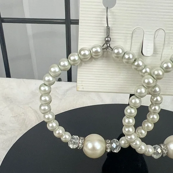 VINTAGE PIERCED DROP EARRINGS WITH PEARLS AND RHINESTONES - Picture 4 of 6